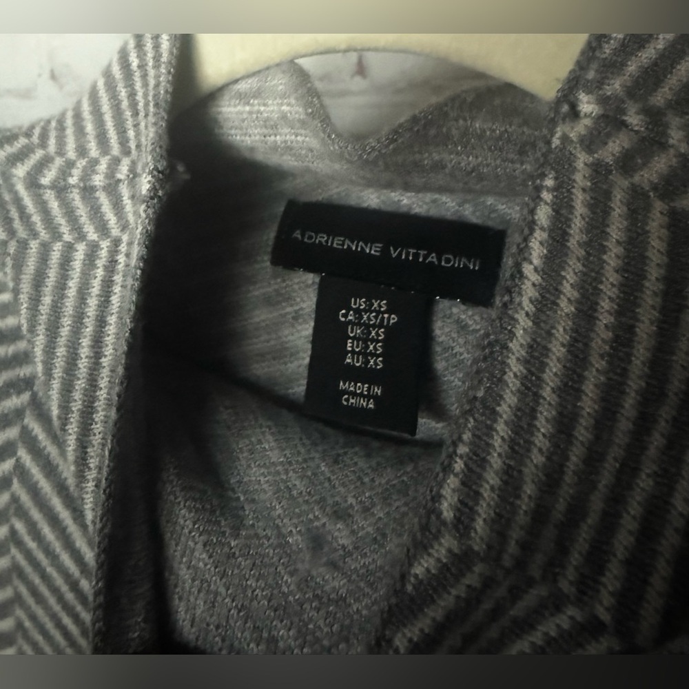 Adrienne Vittadini Gray Herringbone Mock Neck Layered Hem Sweater XS - Picture 4 of 6
